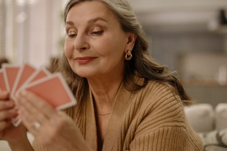 Femme d'âge mur jouant aux cartes