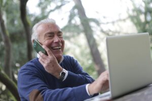 Homme souriant au téléphone