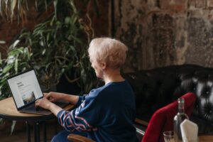 Femme retraitée devant un ordinateur portable