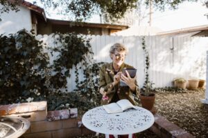 Femme retraitée regardant une tablette