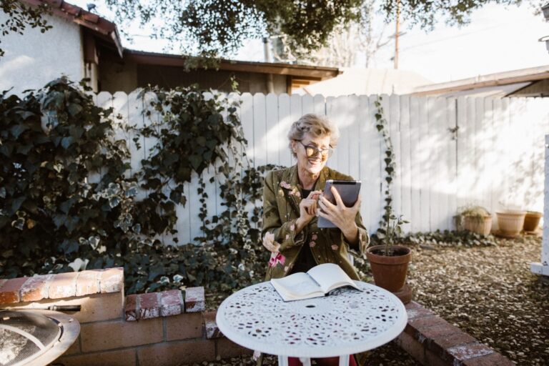 Femme retraitée regardant une tablette