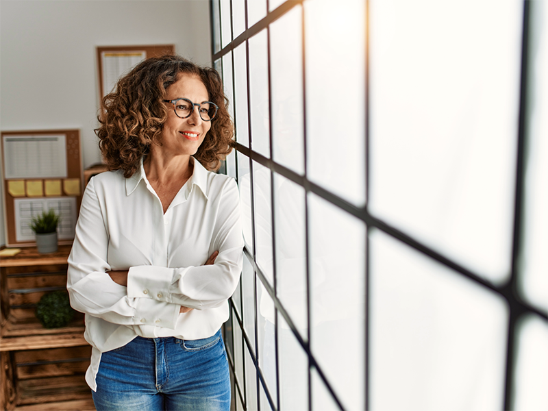 Femme regardant par la fenêtre