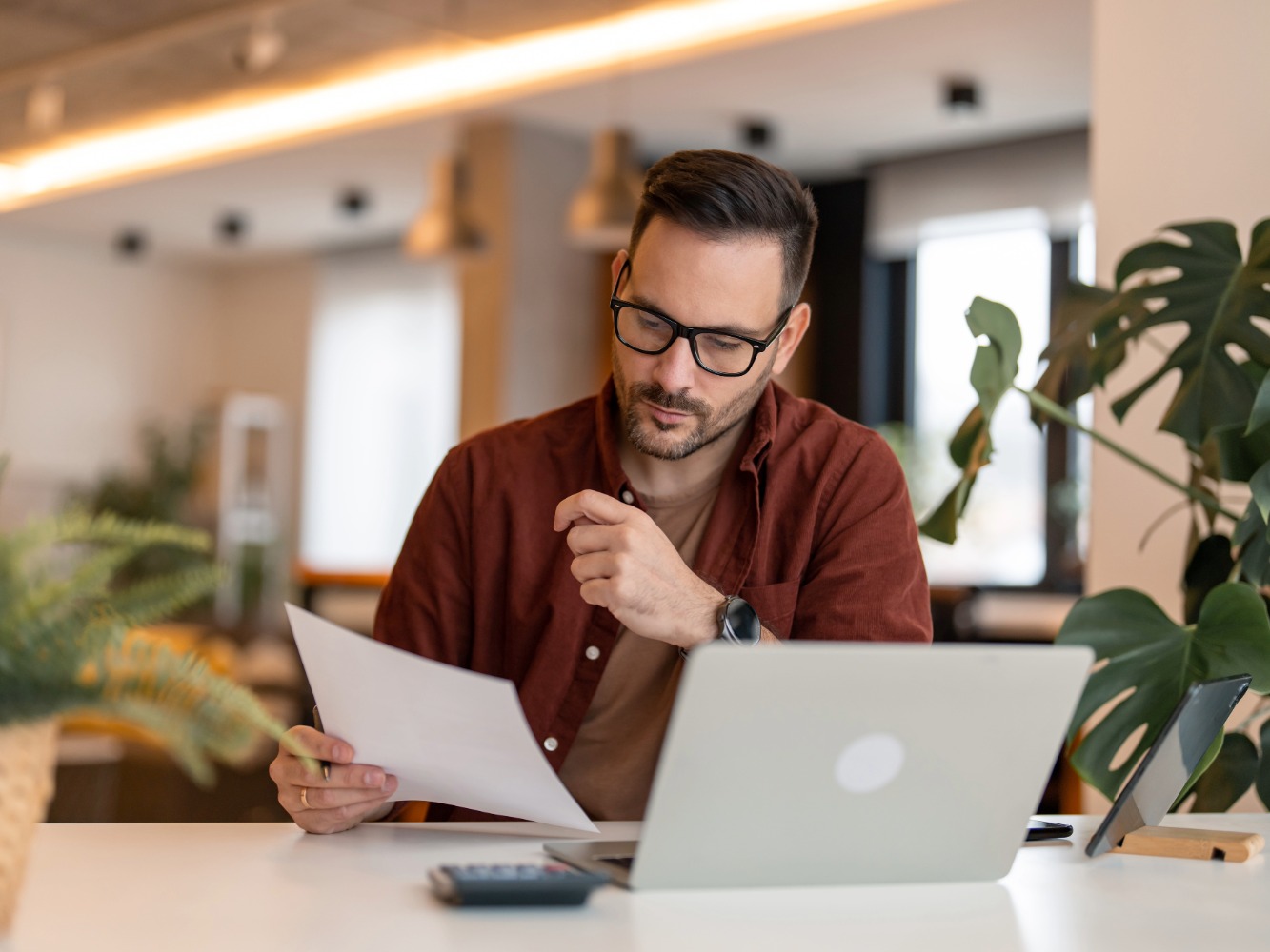 Homme lisant un rapport sur un papier
