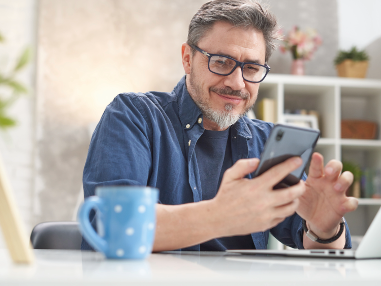 Homme sur son téléphone