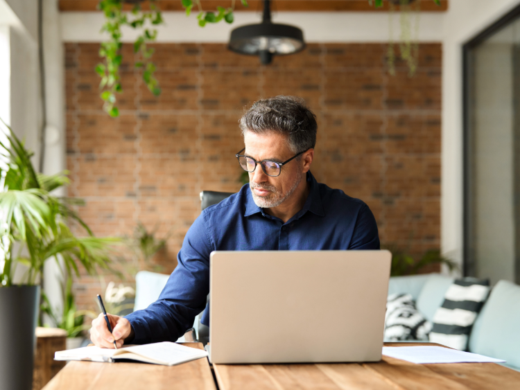 homme travaillant devant un ordinateur